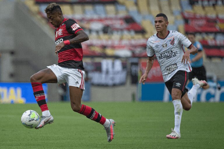 Flamengo vence o Athletico-PR no Maracanã e sobe na tabela do Brasileiro