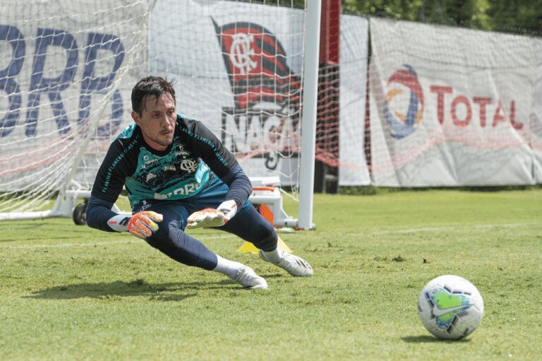 Renovação de Diego Alves sofre paralisação no Flamengo