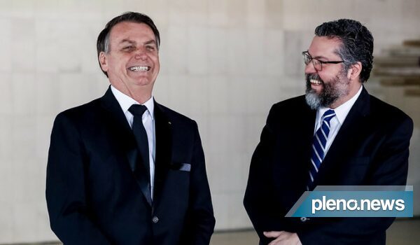 Jair Bolsonaro recebe Ernesto Araújo e convidados em almoço