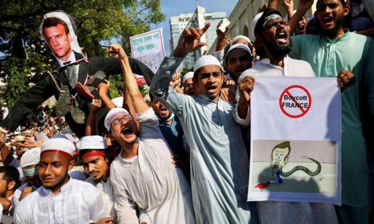 Milhares de muçulmanos protestam contra Emmanuel Macron