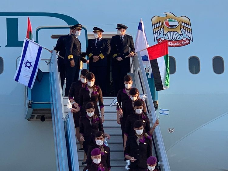 Primeiro voo comercial dos Emirados Árabes Unidos chega em Tel Aviv; Bahrein formaliza laços com Israel
