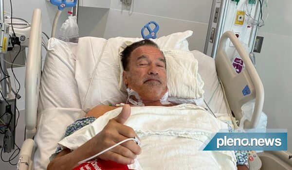 Schwarzenegger posta foto em hospital e diz que fez cirurgia
