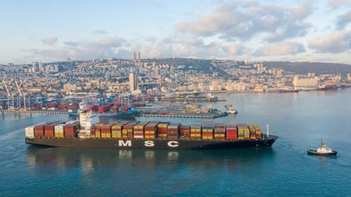 VÍDEO | Pela primeira vez navio de carga vindo dos Emirados Árabes Unidos atraca em porto israelense
