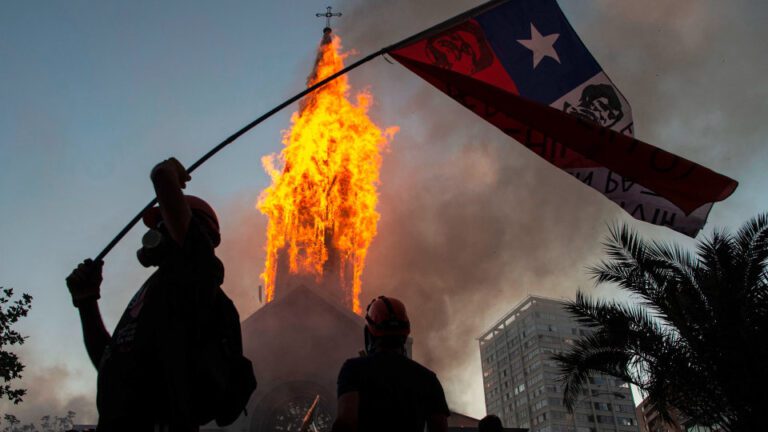 VÍDEO | Terroristas de esquerda incendeiam igrejas durante protestos violentos no Chile