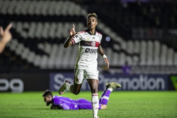 De virada, Flamengo vence em São Januário e aumenta crise no Vasco