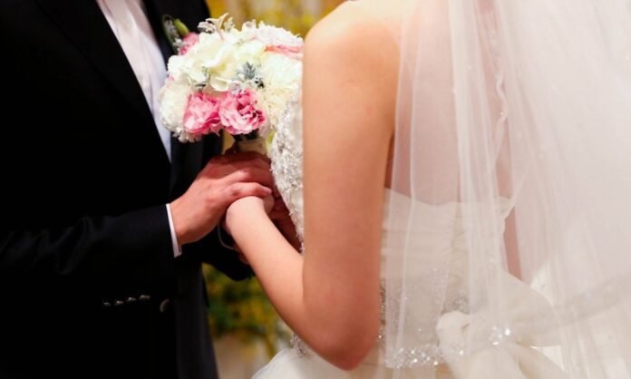 Wikipedia censura editores que apoiam o casamento entre homem e mulher, diz site