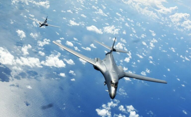Bombardeiros estratégicos americanos voam perto da China em resposta à série de voos de aviões de guerra chineses sobre Taiwan, indicam relatórios