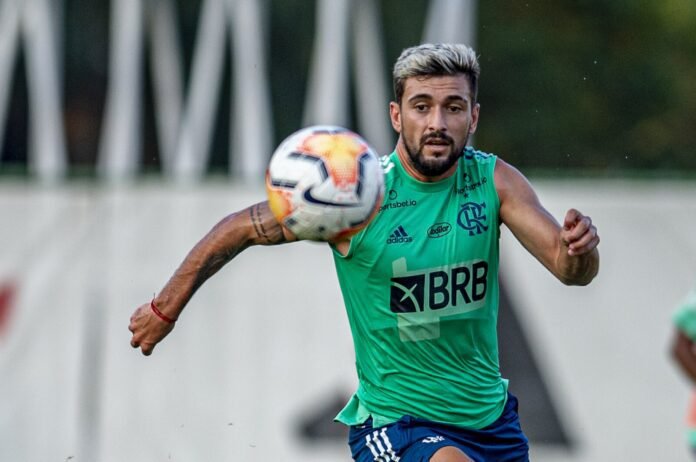 Arrascaeta treina, mas ainda não tem previsão de retorno aos gramados
