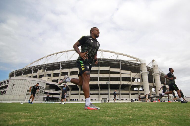 Guilherme Santos, lateral do Botafogo, sofre lesão grave