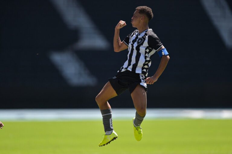 Kauê pode ganhar chance entre os profissionais do Botafogo