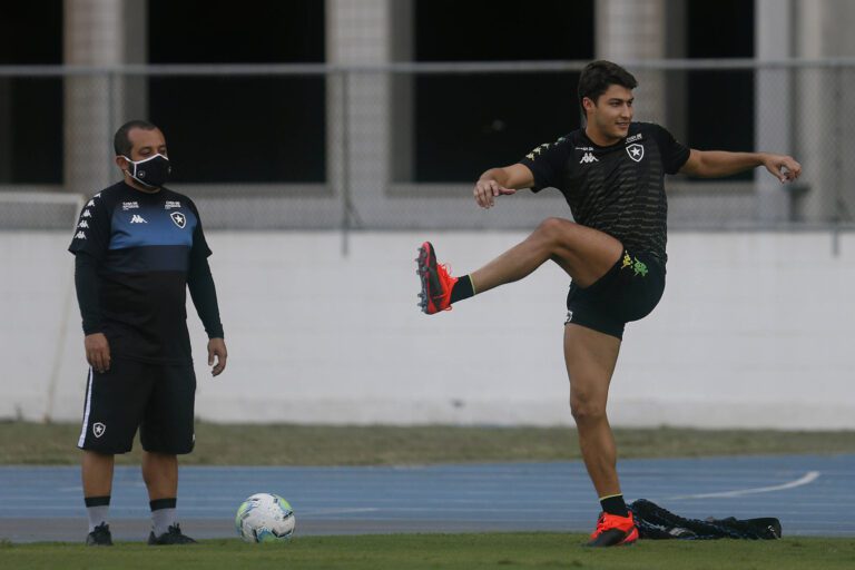 Marcinho volta a treinar com elenco do Botafogo