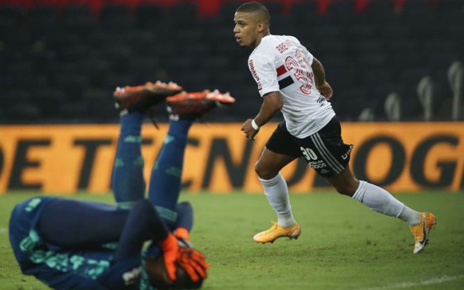 Hugo Souza assume culpa por derrota do Flamengo