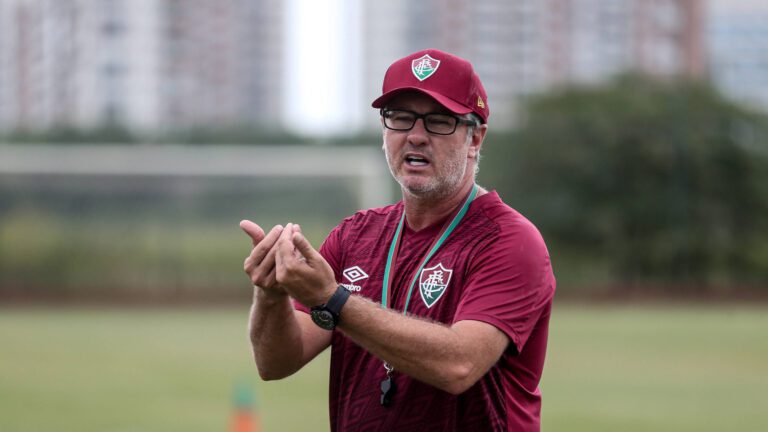 Odair Hellmann esboça escalação do Fluminense para duelo contra o Palmeiras