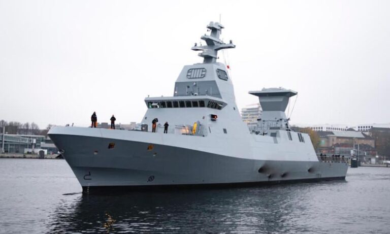 Novo navio da Marinha israelense oficialmente entregue e a caminho de Israel