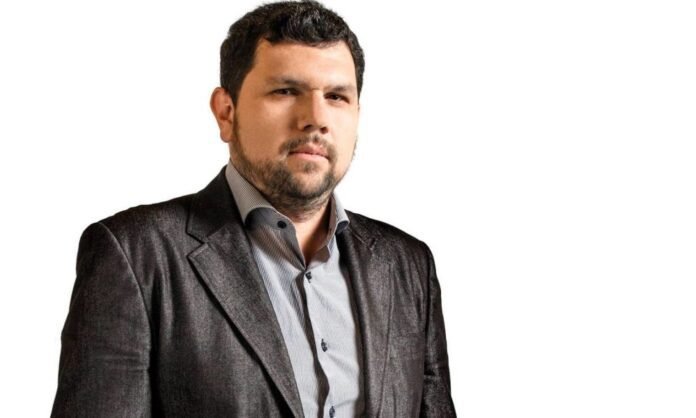 Polícia Federal faz buscas em casa de jornalista Oswaldo Eustáquio; ministro determina prisão domiciliar
