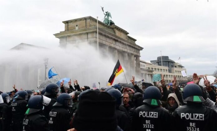 Na Alemanha, polícia usa da força para dispersar manifestação contra restrições