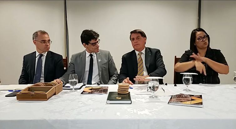 Bolsonaro pede que países ajudem a combater comércio ilegal de madeira