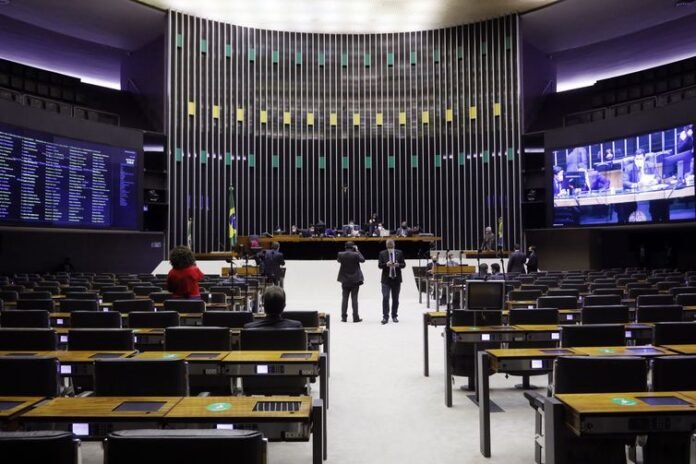 Deputados derrubam veto à desoneração da folha de pagamentos