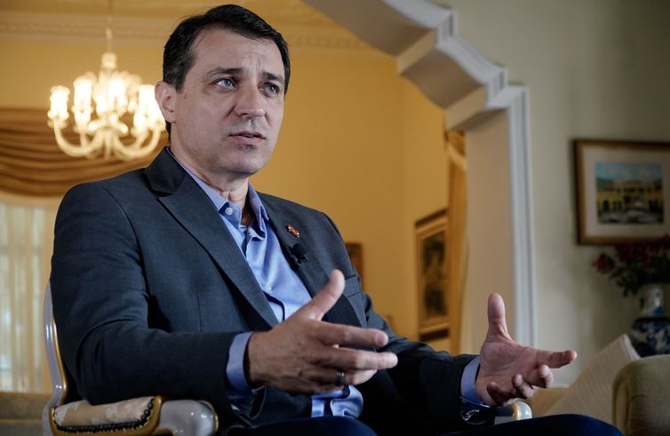Governador de Santa Catarina é absolvido em processo de impeachment