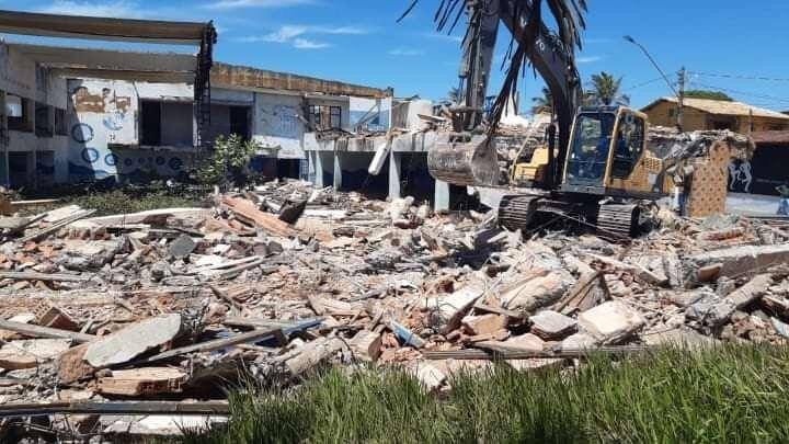 Fim: Marataízes Iate Clube está sendo demolido - Saiba Notícias. Foto: Gleice Campos