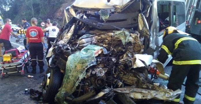 Acidente com van, carro e caminhão deixa mais de 20 feridos na BR-101, em Anchieta