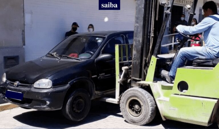 Carro estacionado em rampa de acesso é retirado por empilhadeira em Marataízes