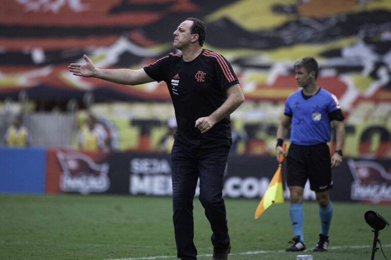 Indignado, Rogério Ceni pede respeito dentro de campo: “É lamentável”