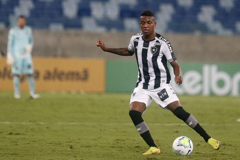 Kelvin enfrenta problemas físicos e tem futuro incerto no Botafogo