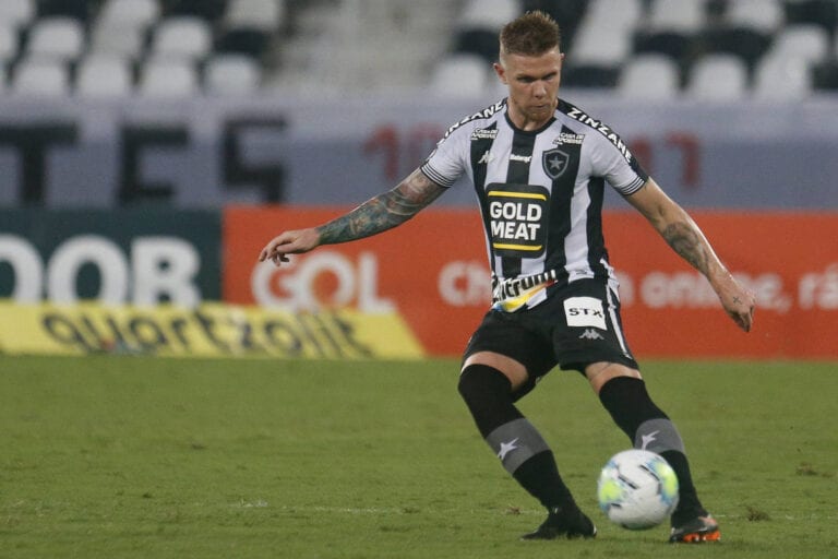 Rafael Forster treina como lateral esquerdo no Botafogo