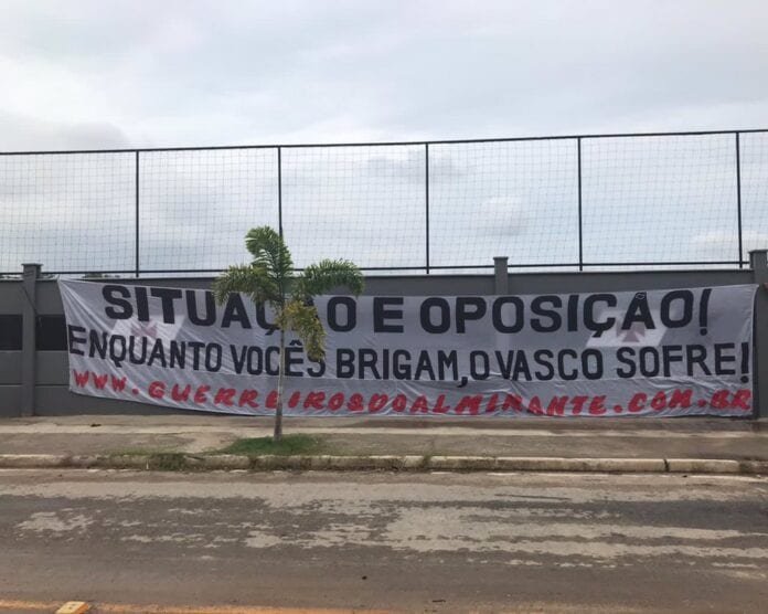 Após nova derrota, organizada do Vasco exibe faixa no CT cobrando jogadores