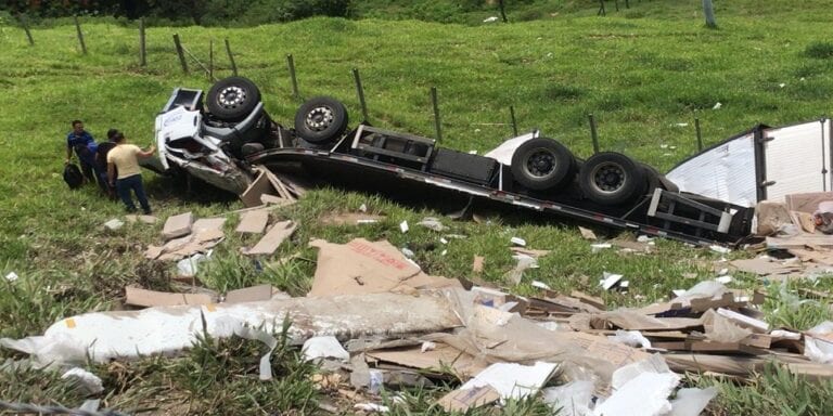 Caminhoneiro morre após acidente na “Curva da Morte”, na Rodovia Vargem Alta x Cachoeiro | Jornal Espírito Santo Notícias