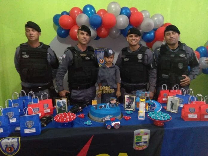 Militares da 10ª Cia Ind surpreendem um pequeno admirador no seu aniversário