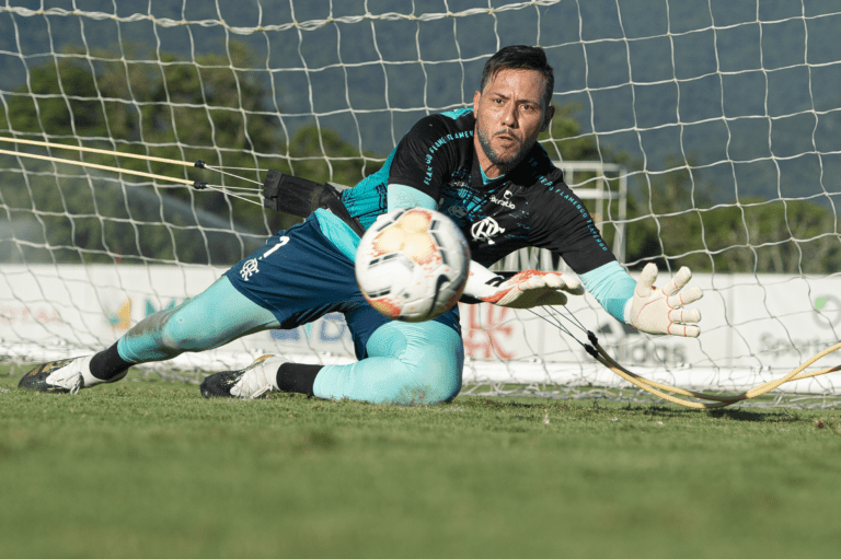 Diego Alves recebe cervejas por ter levado gols de Messi