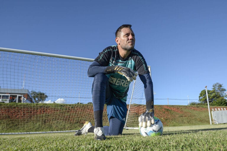 Diego Alves treina, mas segue como desfalque contra o Palmeiras pelo Brasileiro