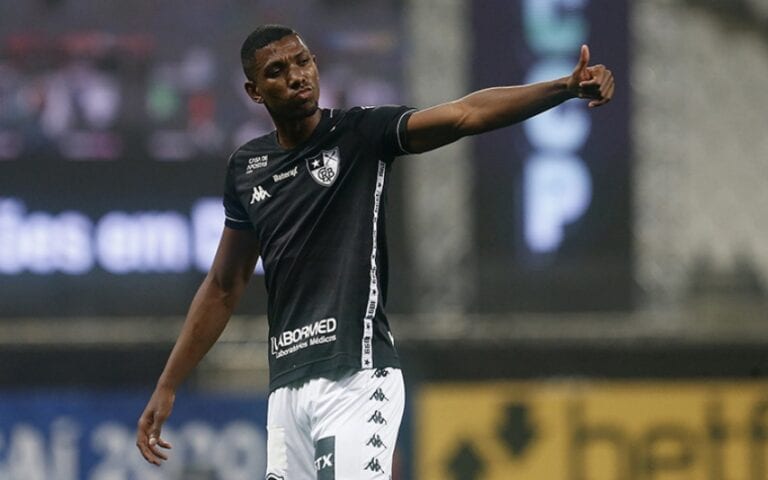 Kanu desperta interesse do Cruz Azul e pode deixar o Botafogo por empréstimo