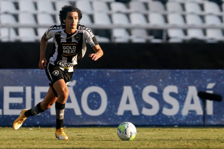 Matheus Nascimento vai bem em primeira partida como titular, apesar da derrota do Botafogo