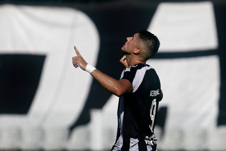 Pedro Raul sente desconforto muscular e desfalca o Botafogo contra o Fluminense