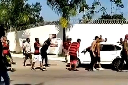 Torcida do Flamengo faz protesto em frente ao Ninho do Urubu