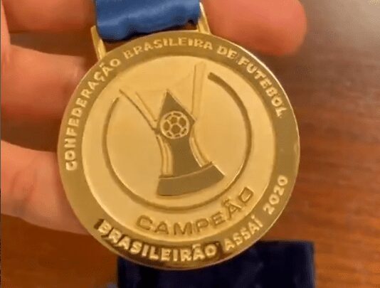 A duas rodadas do fim, perfil do Brasileiro no Twitter exibe medalha de campeão: “Quem leva?”