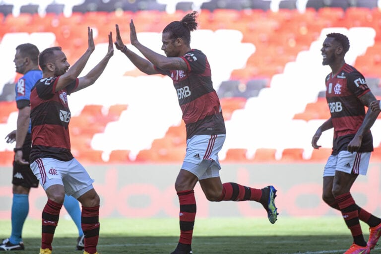 Flamengo vence, mantém sonho do Bi e complica o Corinthians