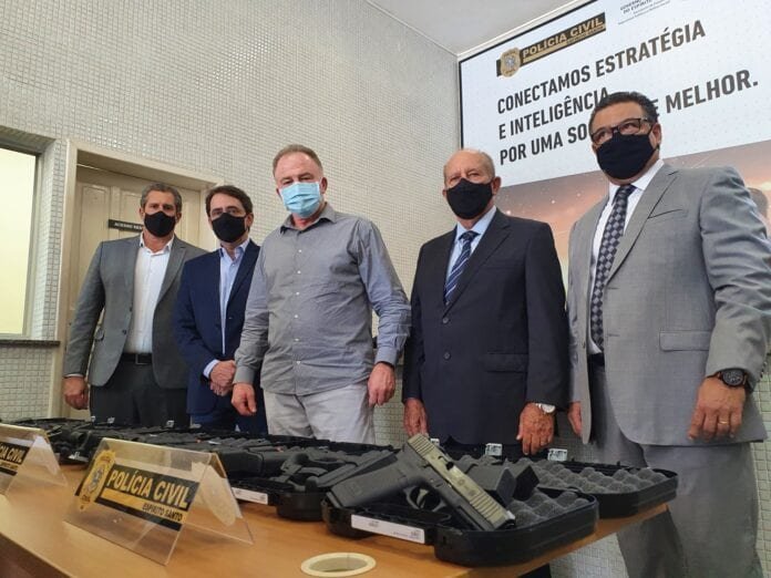 Governo do Estado entrega 580 pistolas e 21 viaturas para Polícia Civil