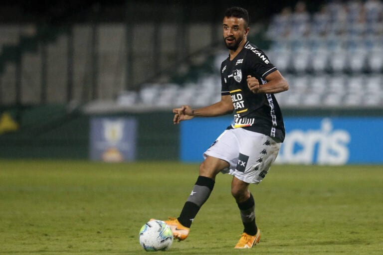 Botafogo negocia a saída do volante Caio Alexandre