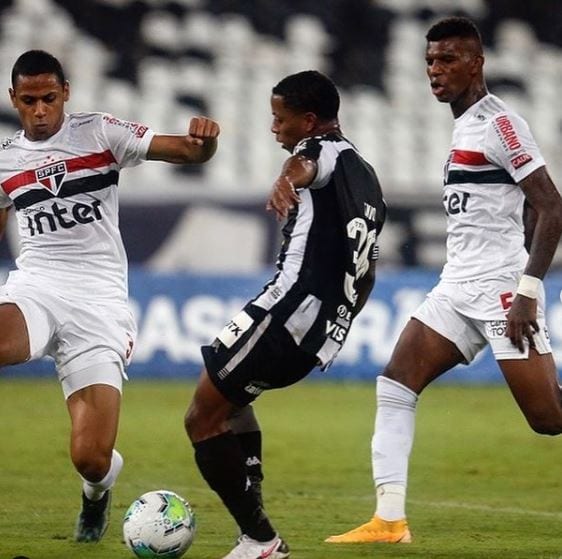 Ênio comemora estreia como titular no Botafogo