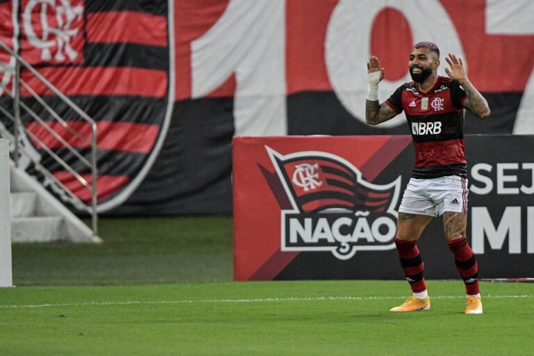 Flamengo bate o Vasco e se aproxima do líder Internacional