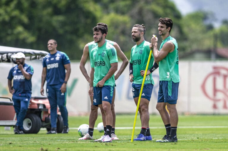 Rodrigo Caio e Diego treinam normalmente e vão estar à disposição contra o Corinthians
