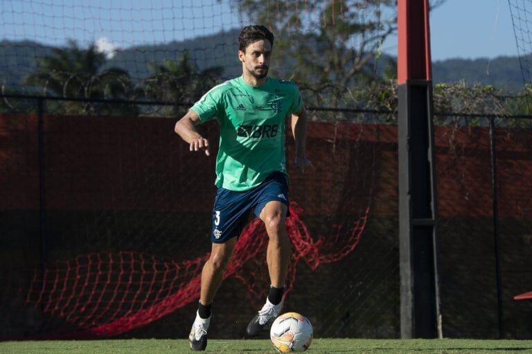 Rodrigo Caio faz trabalho a parte e segue como dúvida no Flamengo