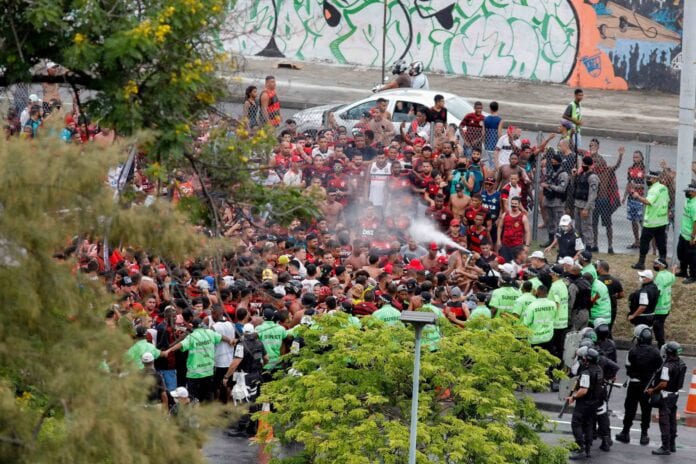 Torcida do Flamengo entra em conflito com a polícia antes do jogo com o Inter