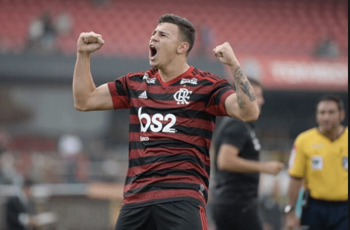 Após empréstimos, volantes Hugo Moura e Ronaldo retornam ao Flamengo
