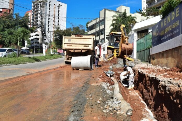 Prefeitura realiza desobstrução de rede de drenagem da Lacerda de Aguiar