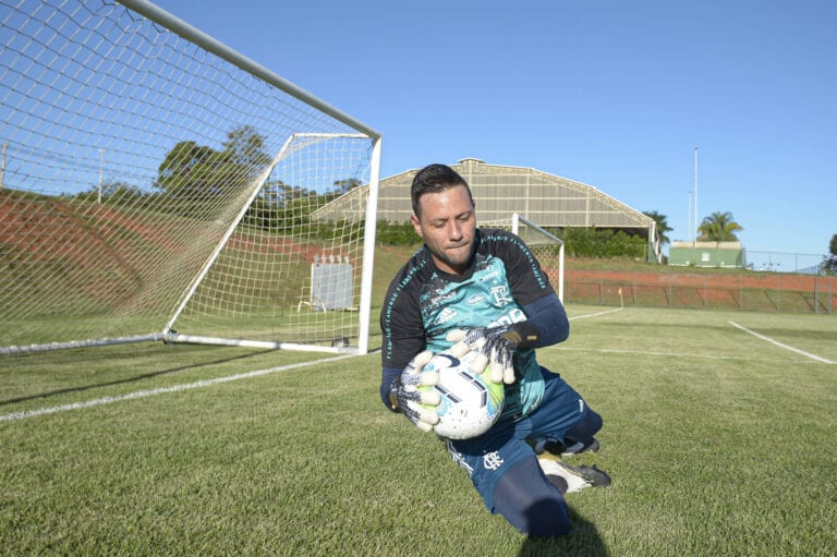Diego Alves deve ser novidade no time de Ceni na próxima rodada do Carioca